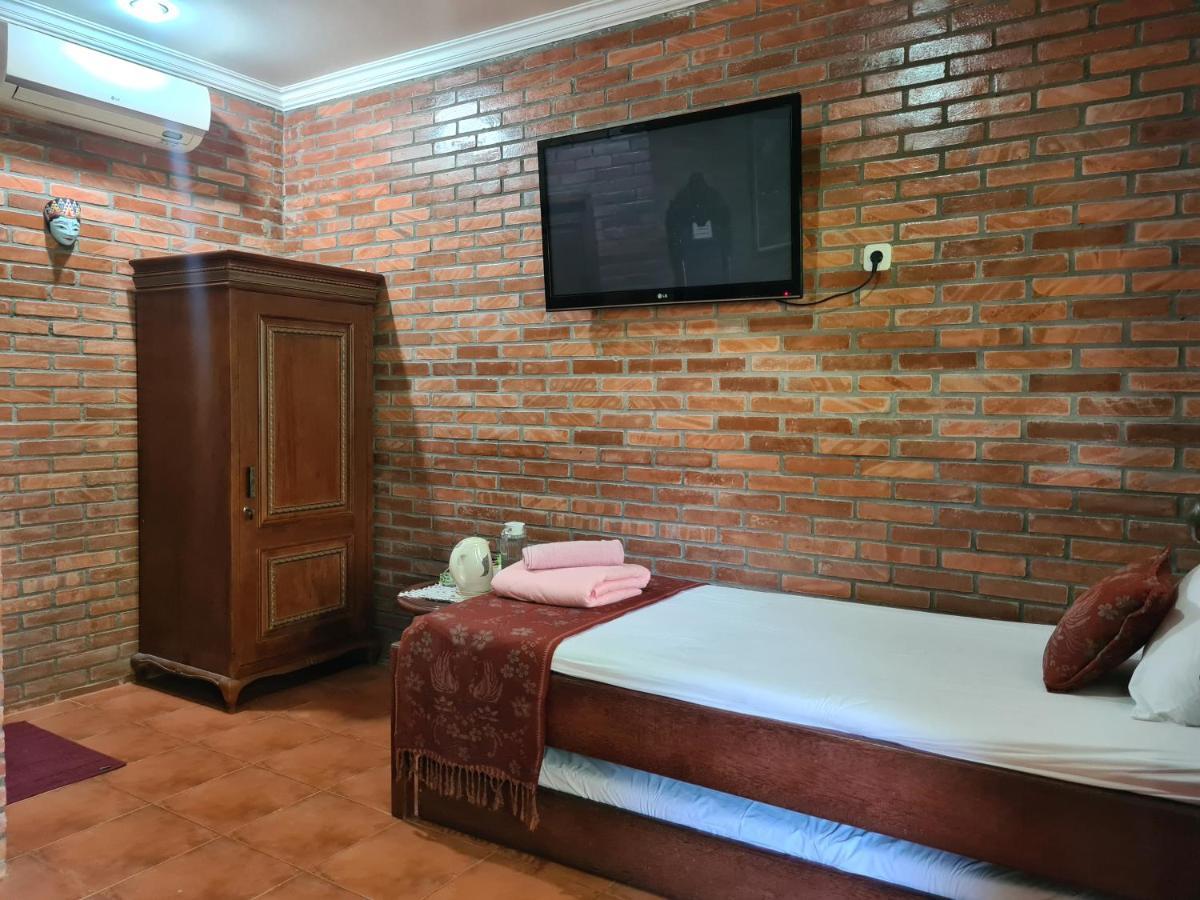 Ndalem Suryo Saptono Guest House Tugu Exterior photo