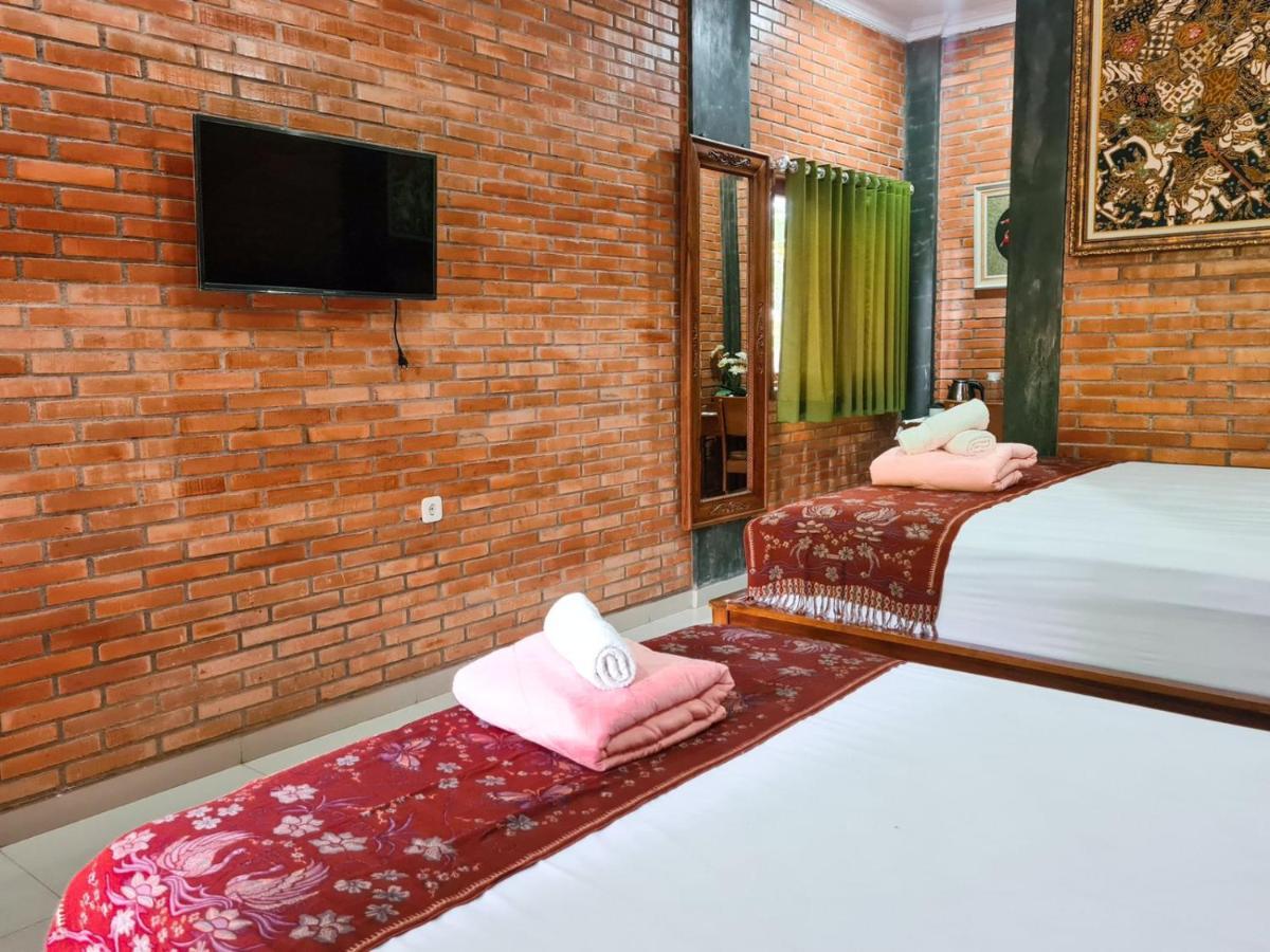 Ndalem Suryo Saptono Guest House Tugu Exterior photo