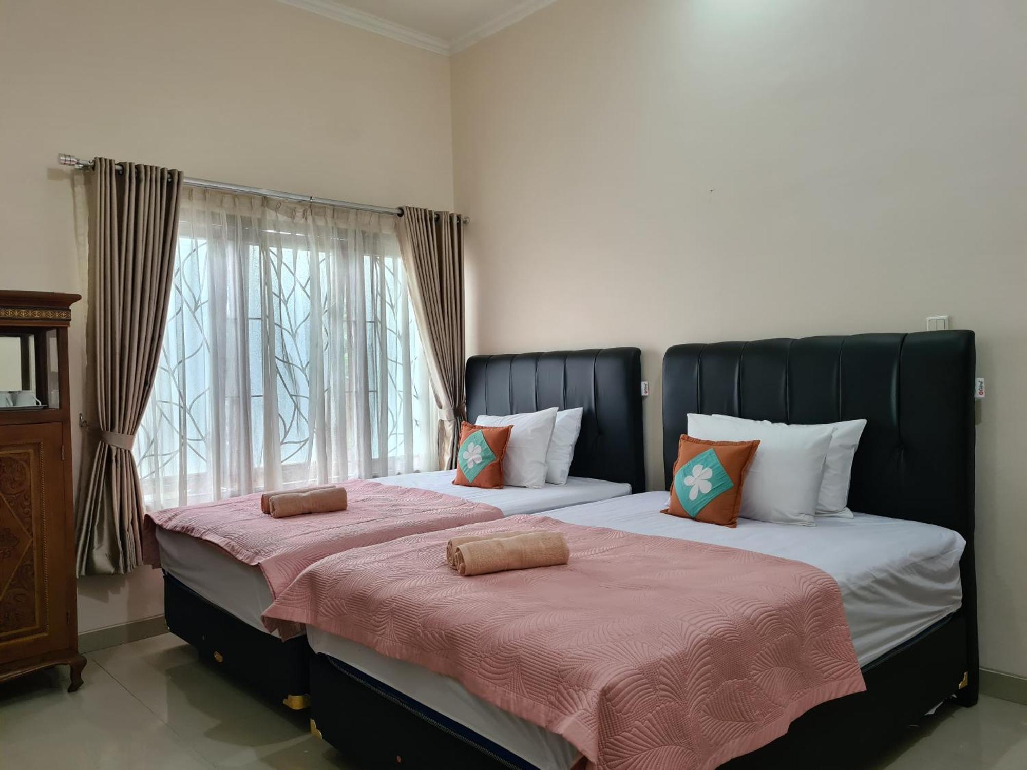 Ndalem Suryo Saptono Guest House Tugu Exterior photo